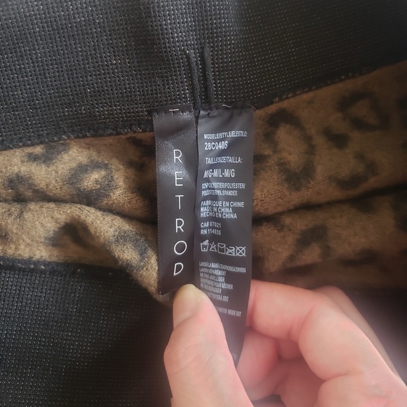 NWOT LEOPARD PRINT LEGGINGS SIZE M-L - Picture 3 of 4